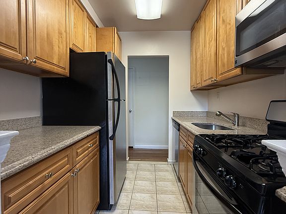 3rd image of 2325 Bell Blvd #4M