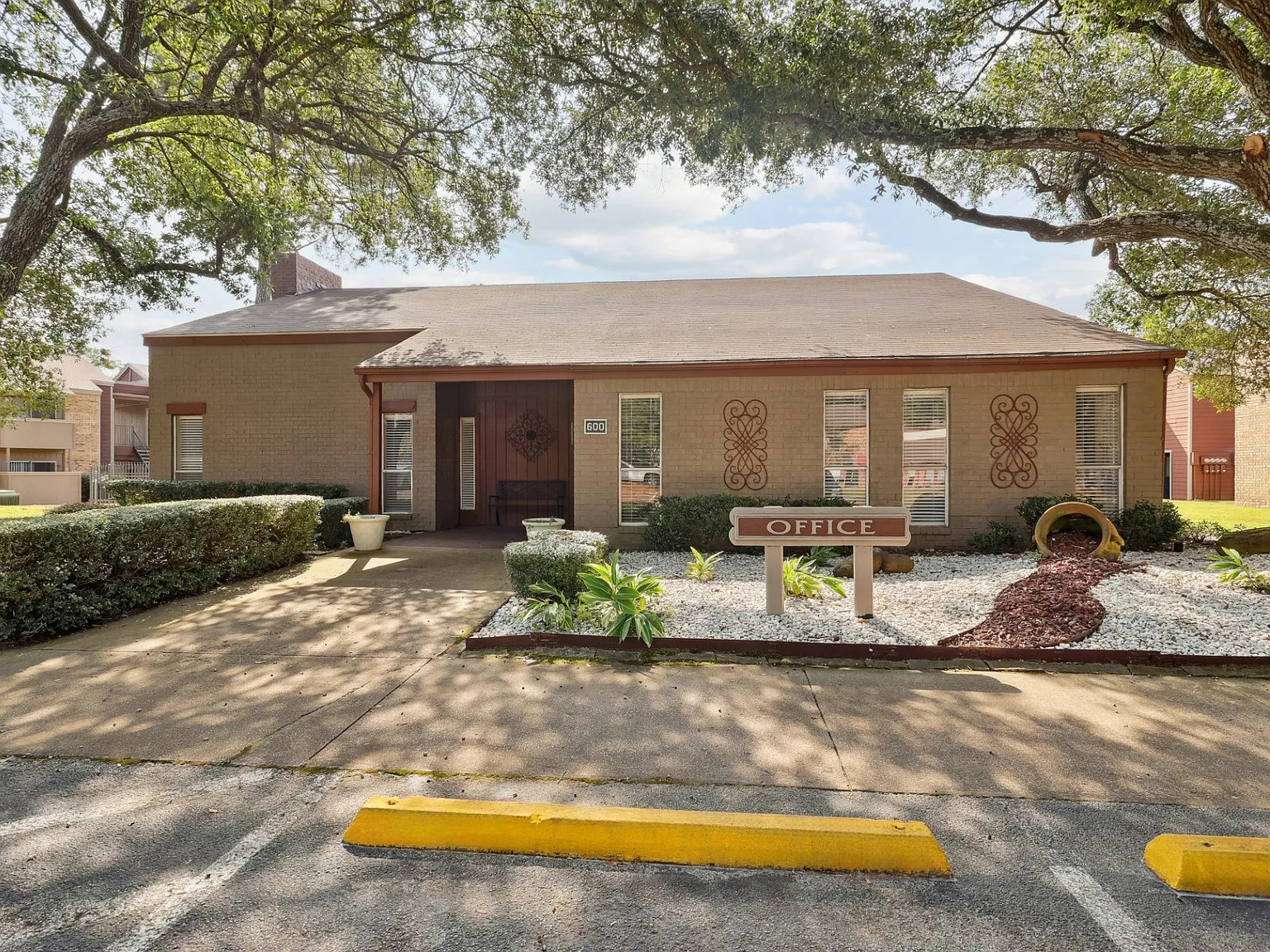 600 Baylor — Photo 1