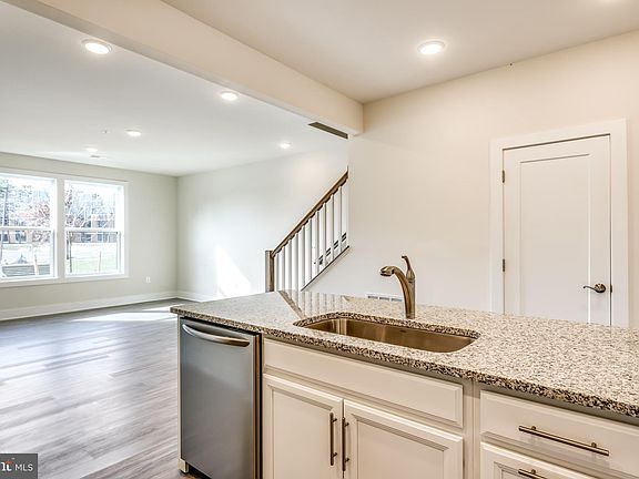 5th image of 41 Silverway Dr Unit 41
