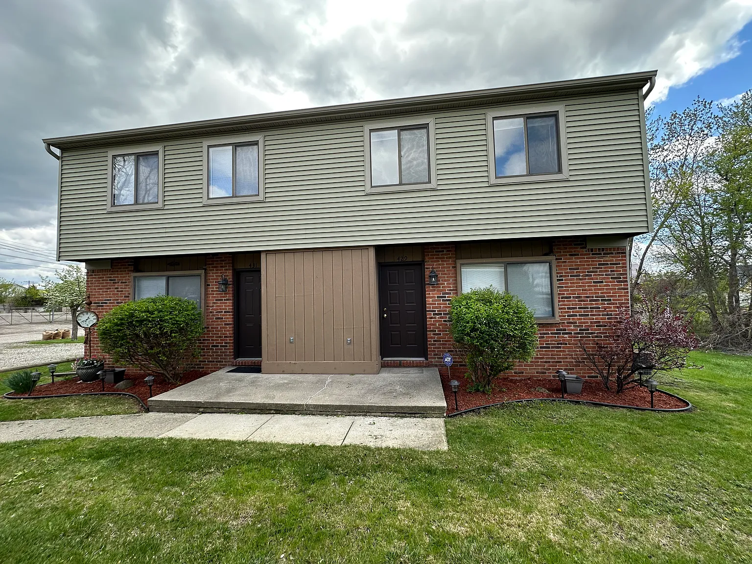 2 bed, 1.5 bath, 1000 sqft, $1,575 — Photo 2