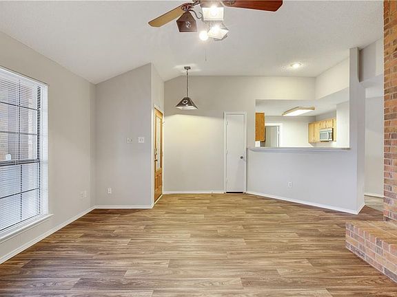 5th image of 518 Valley Mills Dr