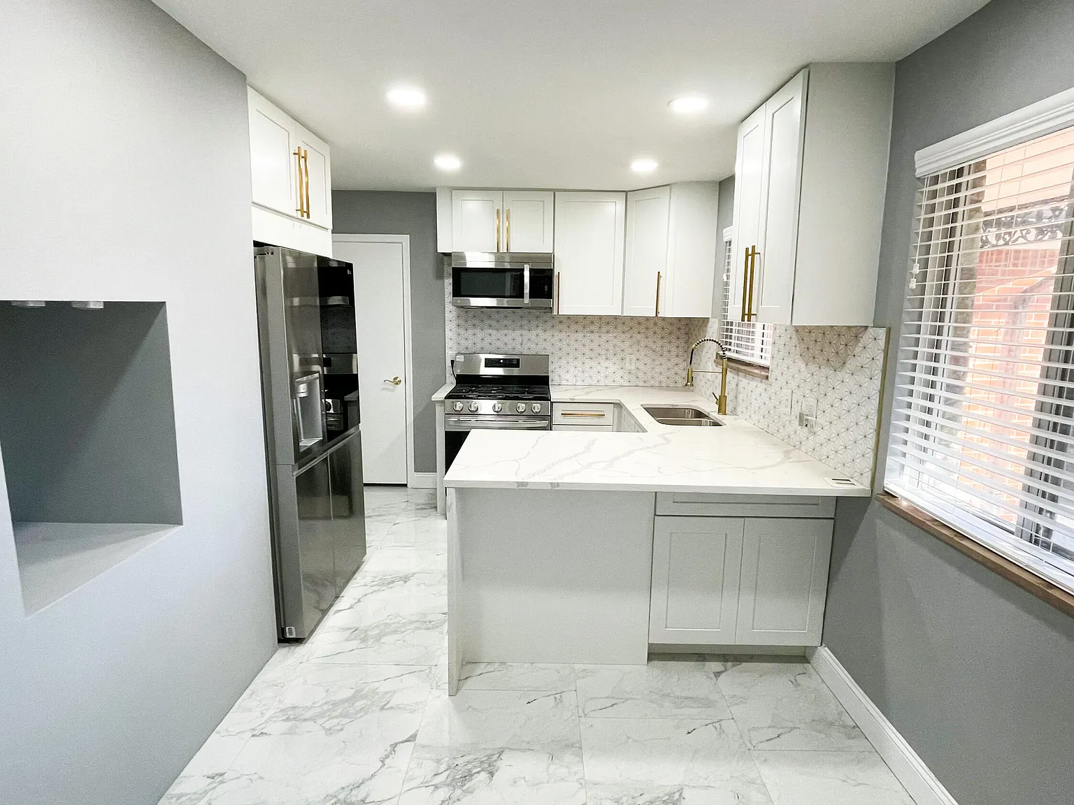 3 bed, 2.0 bath, 1674 sqft, $2,700 — Photo 3