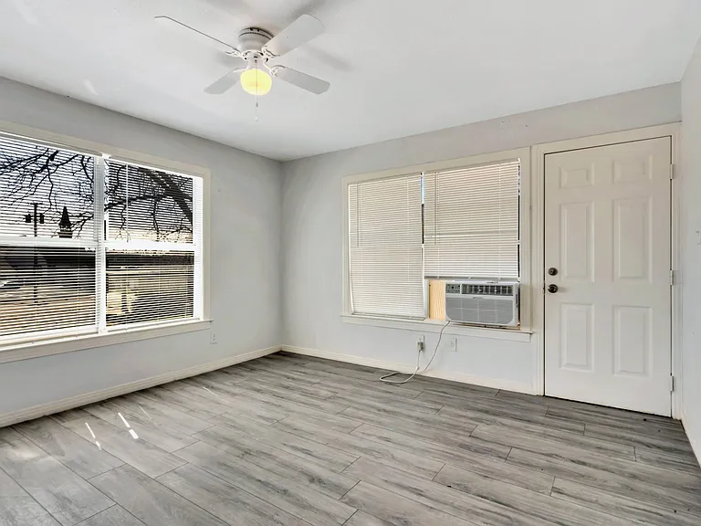 305 N Robinson St #D — Photo 12