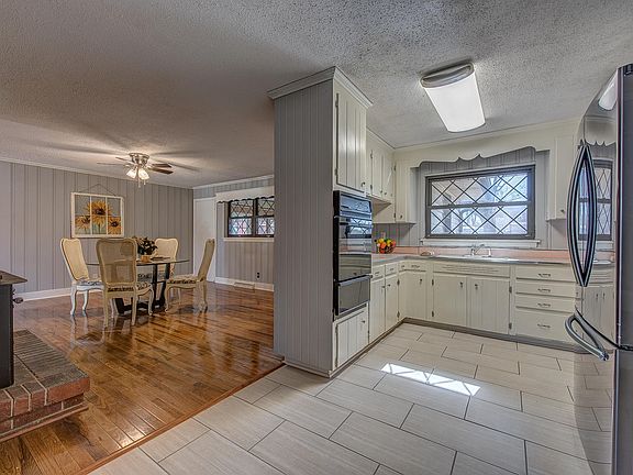 2nd image of 2044 Carol Dr