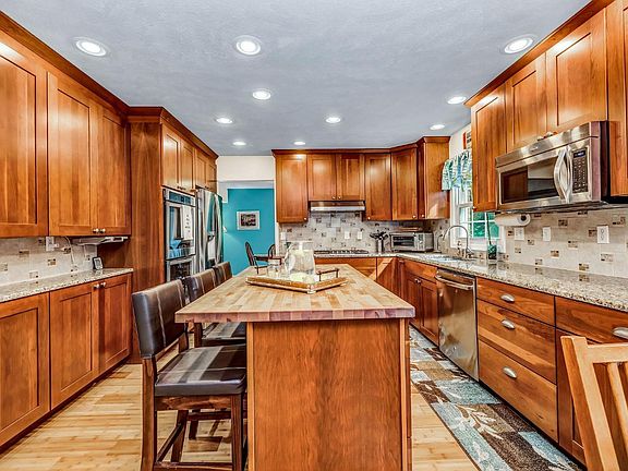 3rd image of 8 Peabody Dr