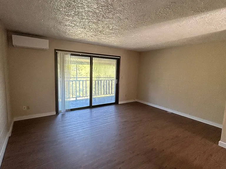 111 Beacon Hill Dr — Photo 2