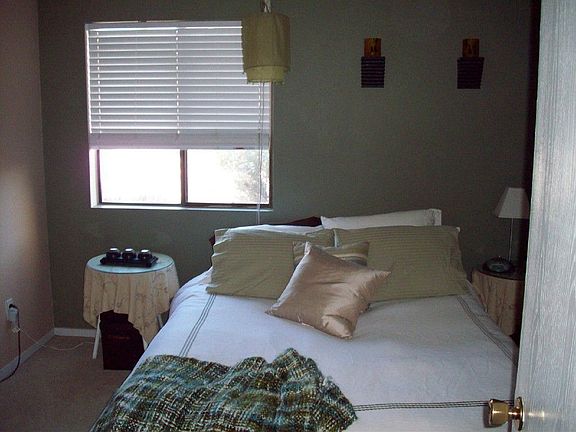 Bedroom, carpeted floors