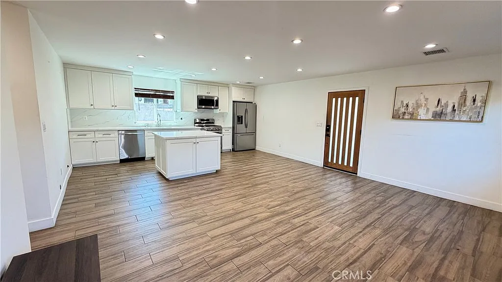 2 bed, 1000 sqft, $3,300 — Photo 4
