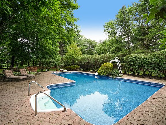 5th image of 11 Maywood Ct