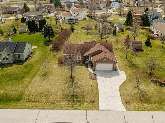 4th image of 416 Pleasant STREET