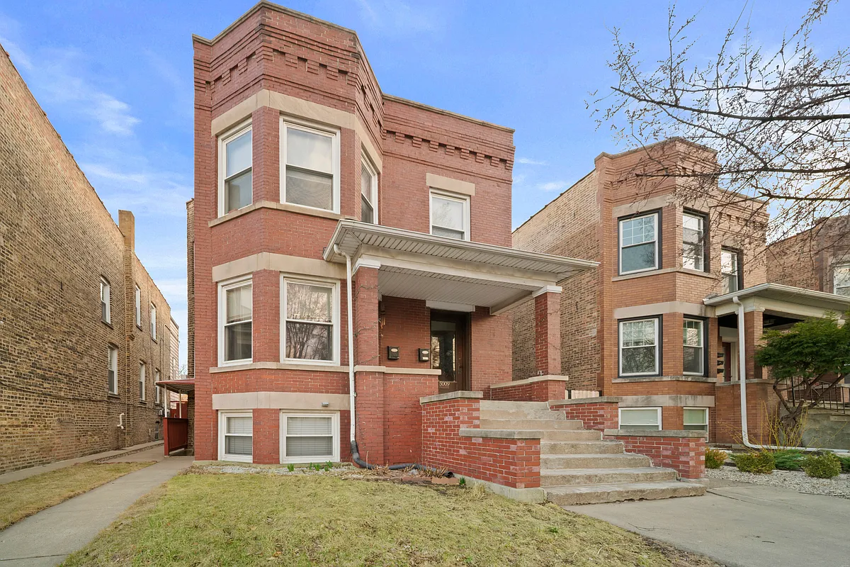 Building Photo - 5009 W Montrose Ave #G