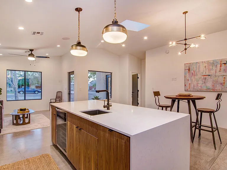 1022 E Indianola Ave — Photo 8