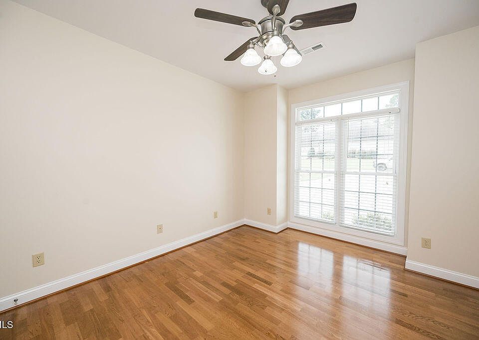 1st image of 128 Crescent Dr
