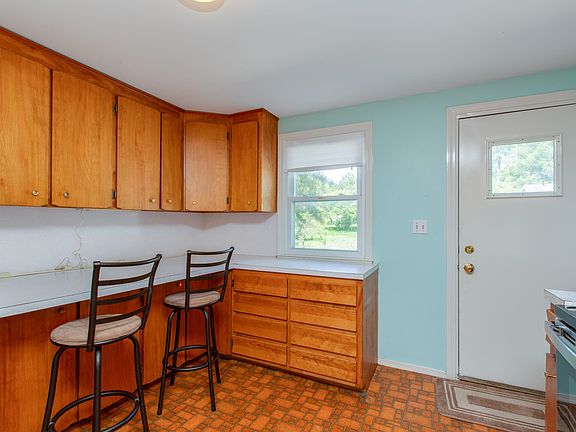 4th image of 15 Portchester Dr