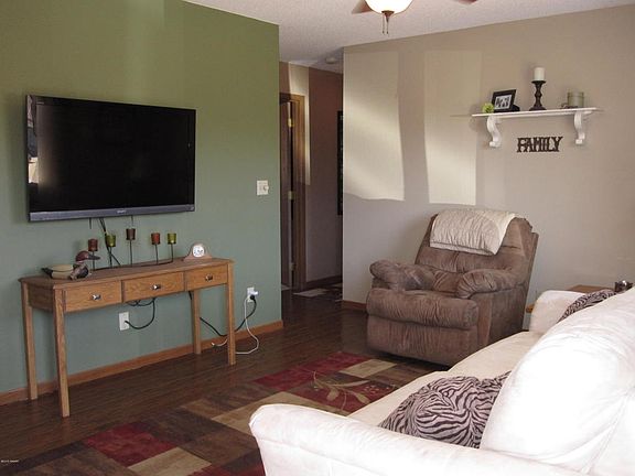 5th image of 2409 Basswood Ln