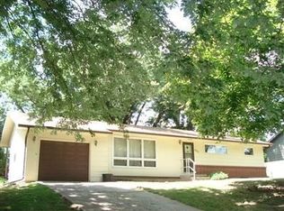 1935 Manor Cir, Grinnell, IA 50112