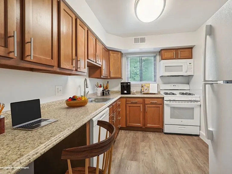 Hamilton Springs Apartments — Photo 2