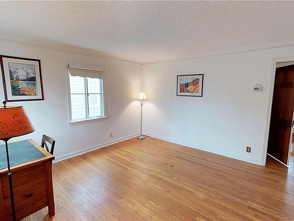 2nd image of 886 Quarry Dr