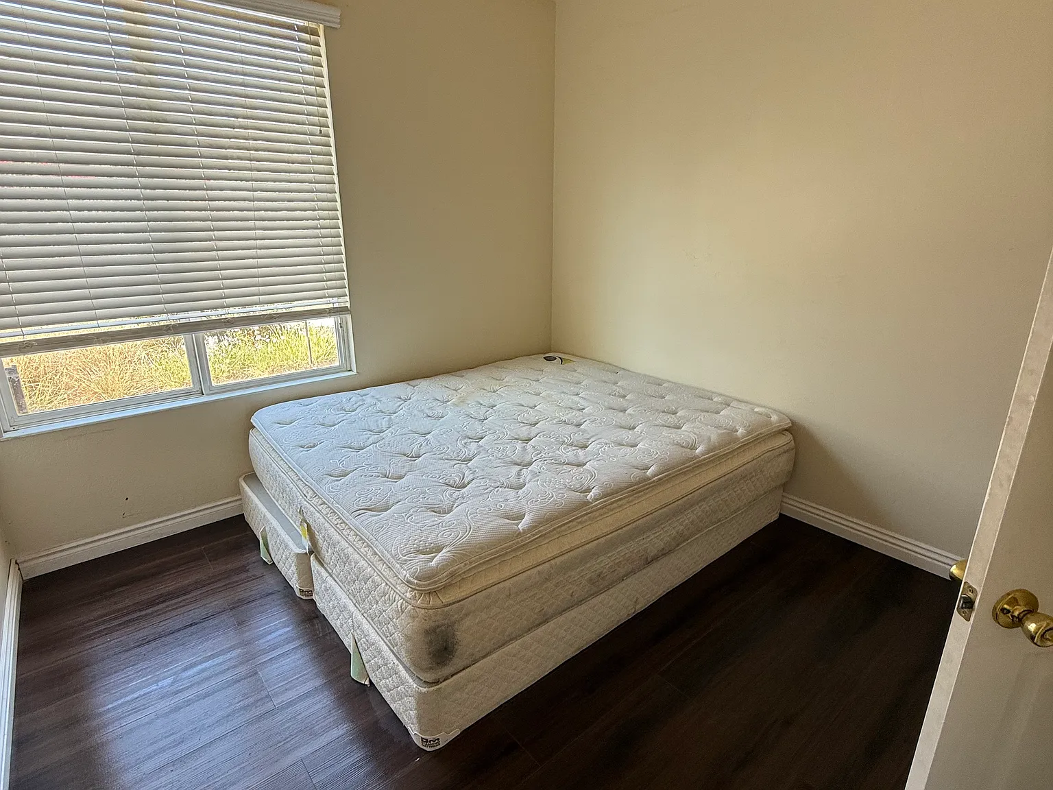 6 bed, 4100 sqft, $999 — Photo 4