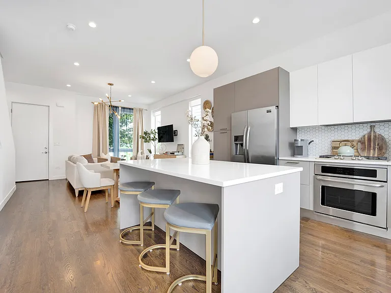 4415 W Waveland Ave — Photo 9