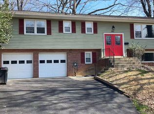 9821 Hampton Ln, Fairfax, VA 22030
