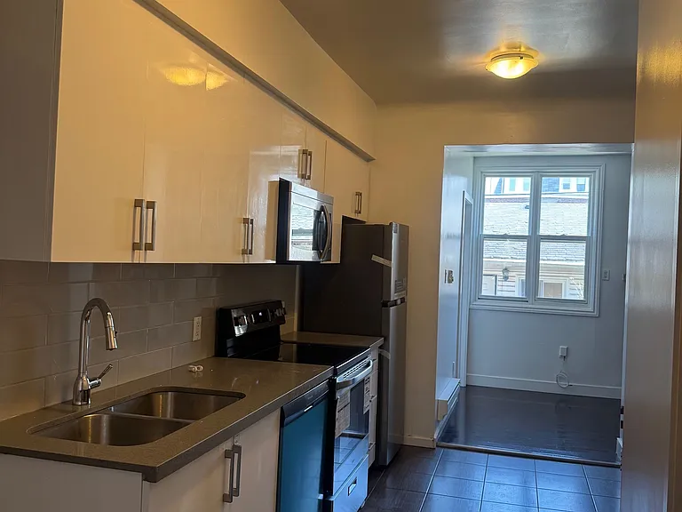 159 Montrose Ave #1 — Photo 3