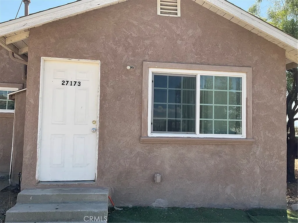 3 bed, 744 sqft, $1,900 — Photo 1
