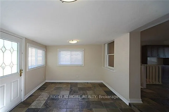 580 Taplow Cres — Photo 10