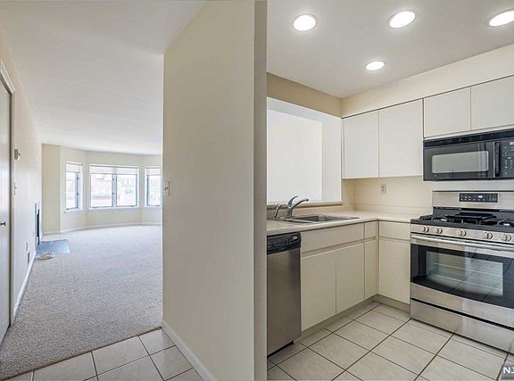 3rd image of 602 Livingston Ct #602