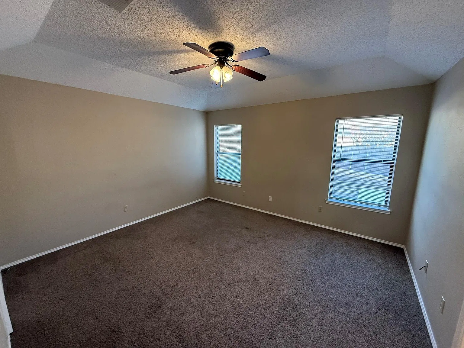 3 bed, 1382 sqft, $2,100 — Photo 1