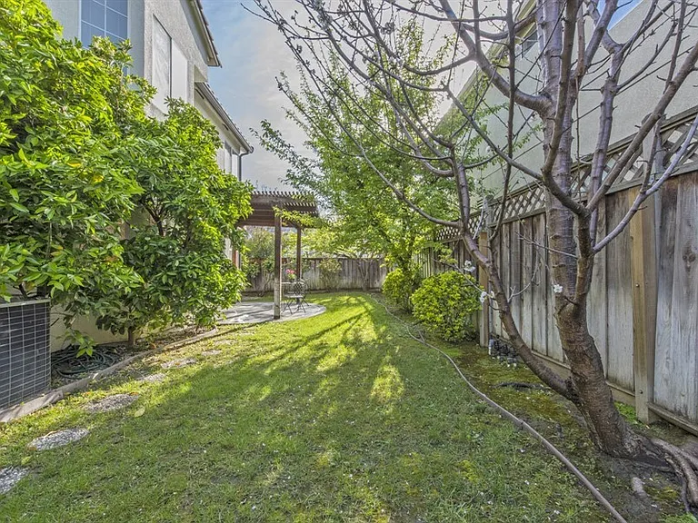220 Primrose Dr — Photo 28