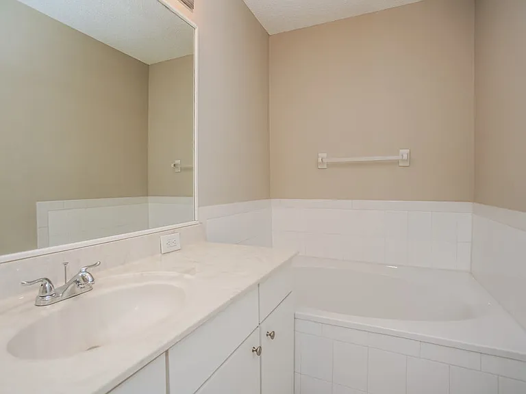 740 Vallance Way NE — Photo 15