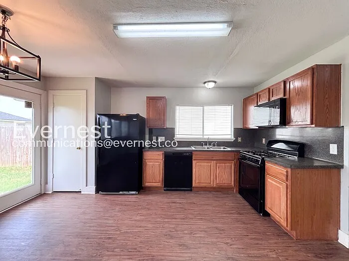 1043 Grassy View Dr — Photo 3