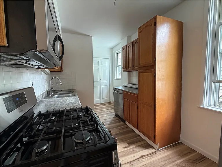 467 Reno St — Photo 6