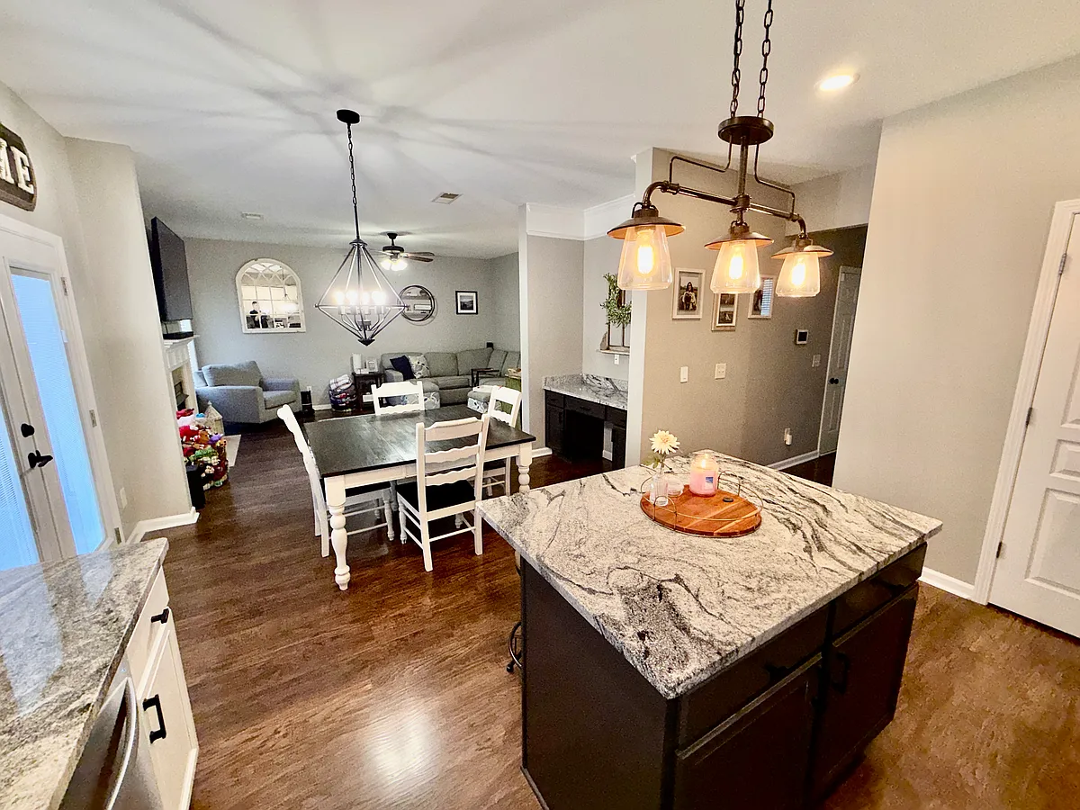 Building Photo - 417 Belmont Way
