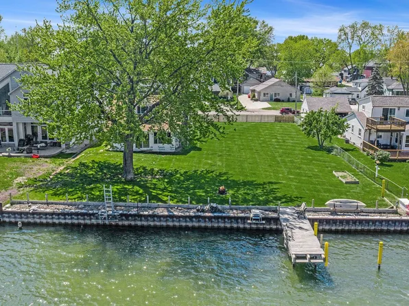 41180 Conger Bay Dr, Harrison Township, MI 48045