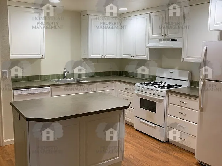 1085-1087 Raffon Ct SE — Photo 3