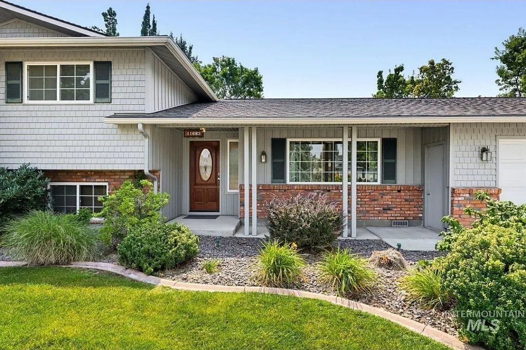 4 bed, 2.5 bath, 2486 sqft, $2,850 — Photo 3