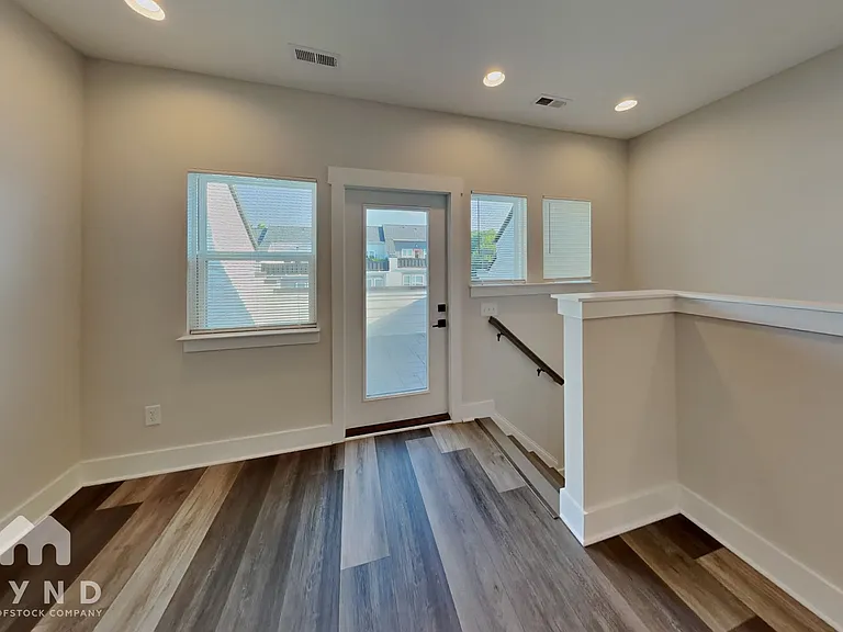 586 W End Dr — Photo 8