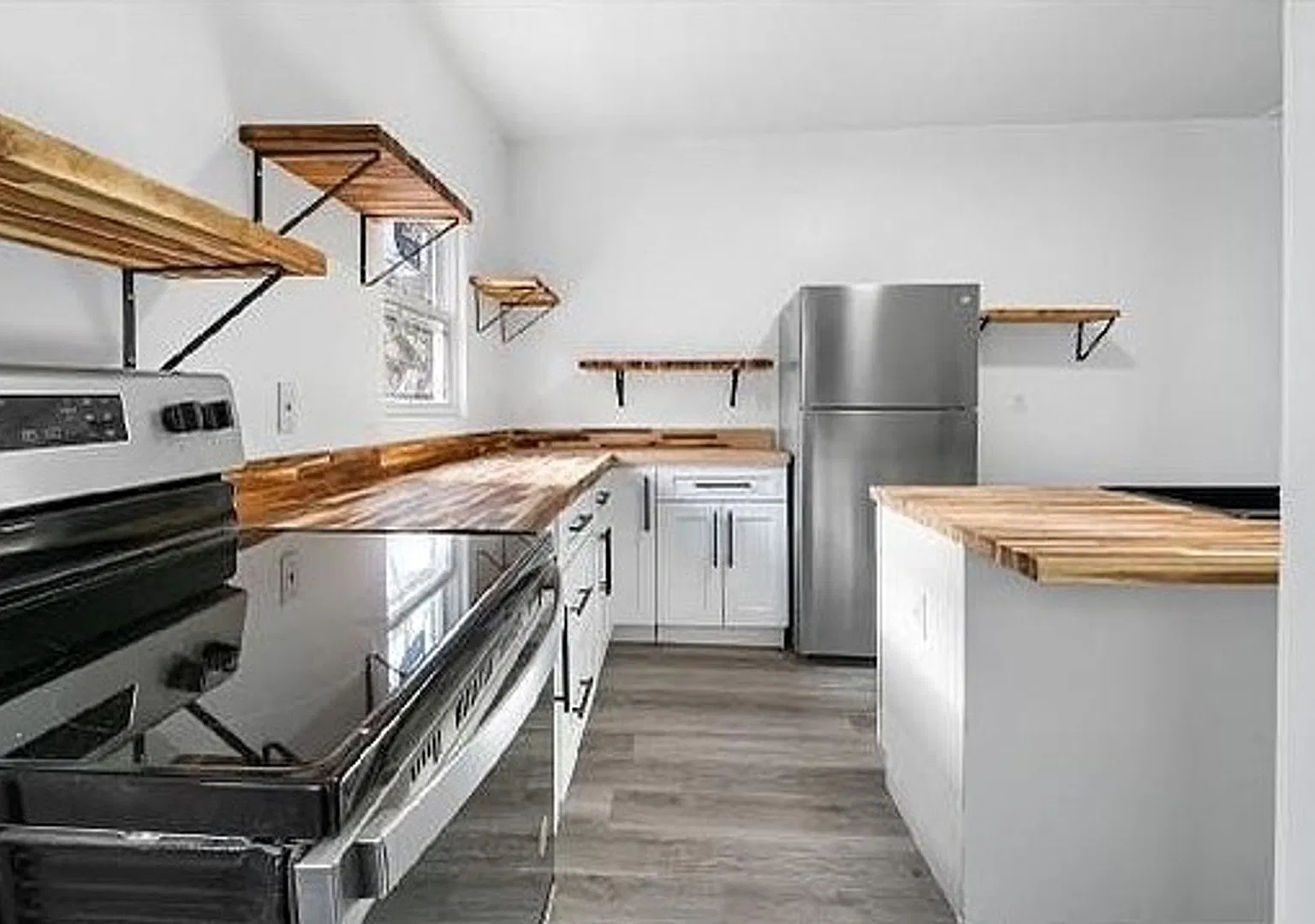 228 E 16th Ave — Photo 3
