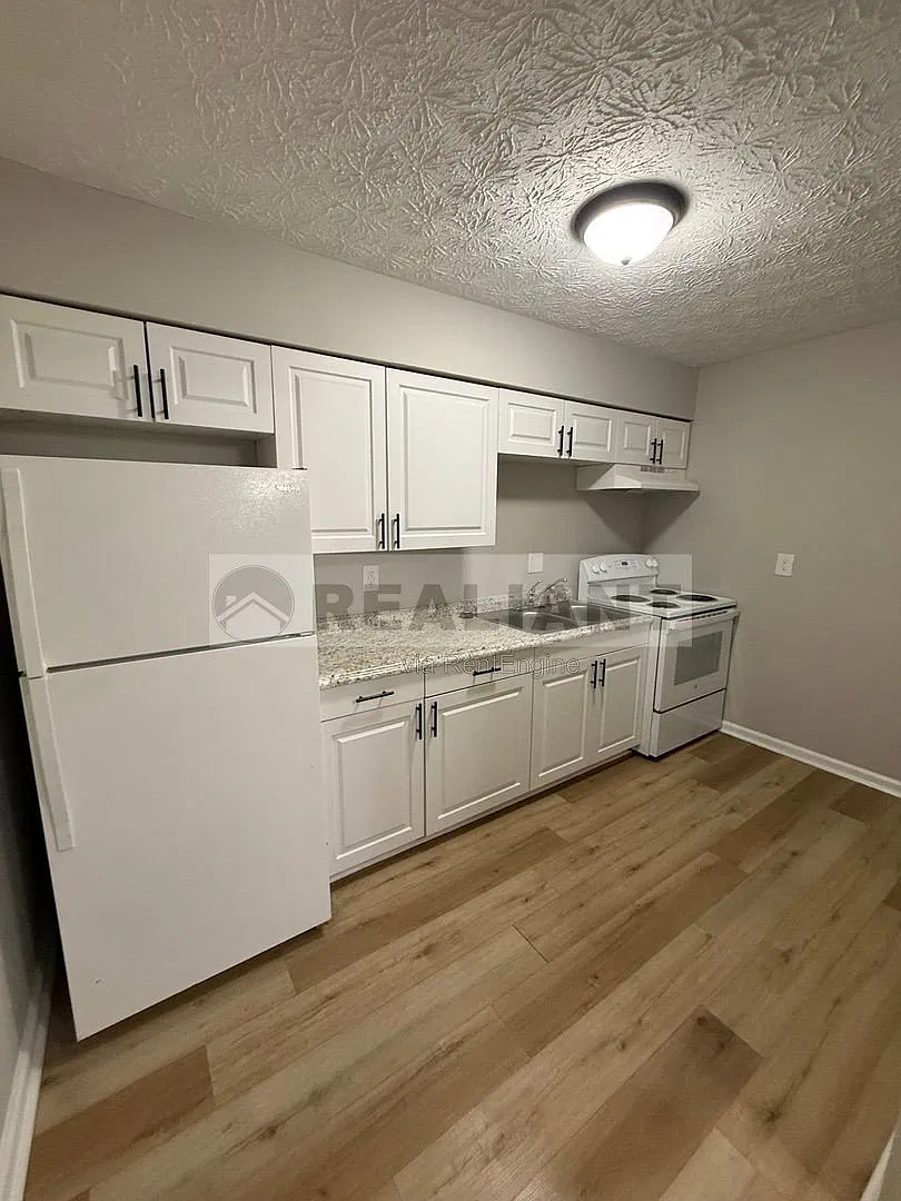 2 bed, 1.0 bath, 900 sqft, $950 — Photo 1