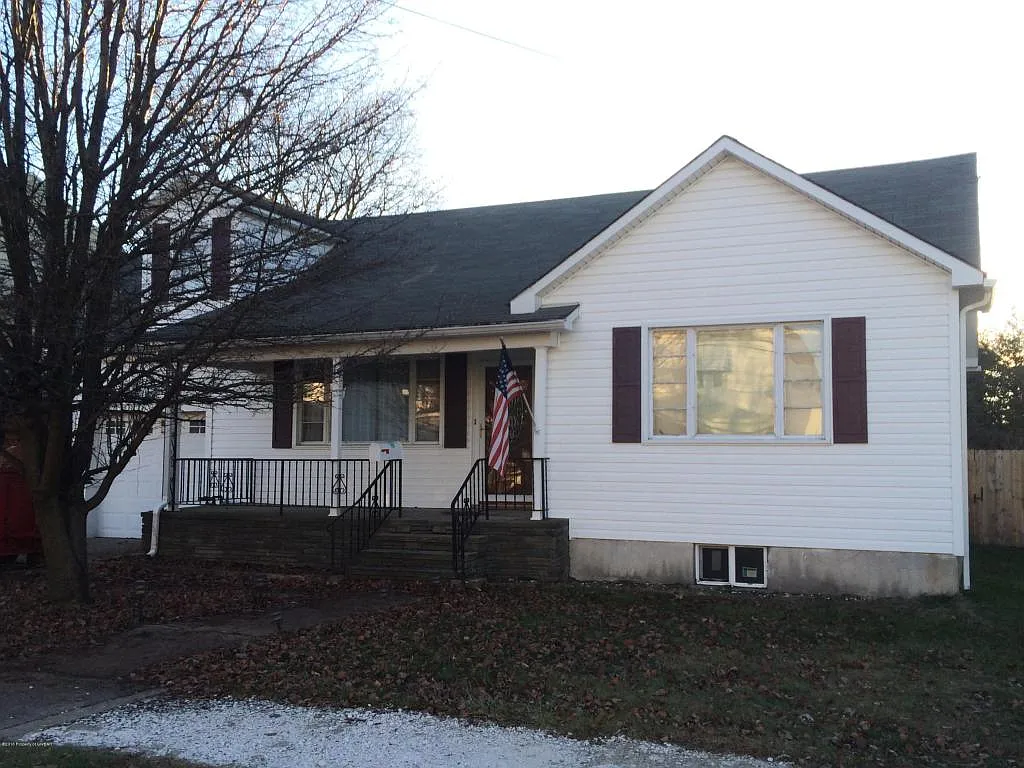 310 Richard St photo 1