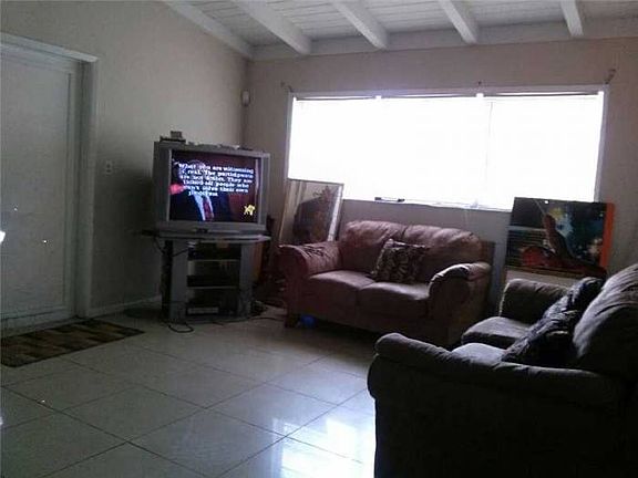 4th image of 1225 SW 28th Way