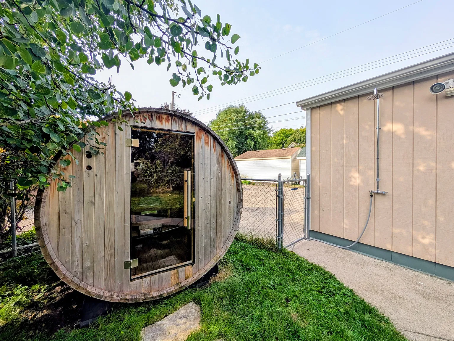 Updated 2bdrm 1bath fenced in yard with outdoor sauna, — Photo 4