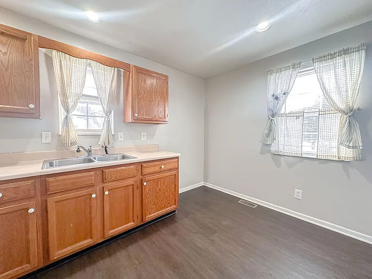 1326 S Elizabeth St — Photo 15