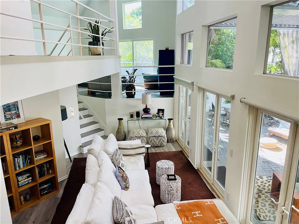 3 bed, 2.5 bath, 3000 sqft, $7,900 — Photo 2