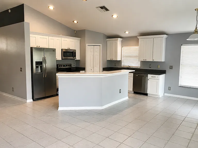 838 Addison Dr NE — Photo 4