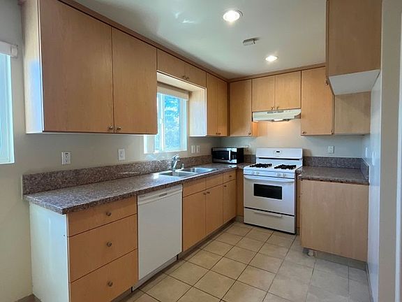 5th image of 14823 Sylvan St