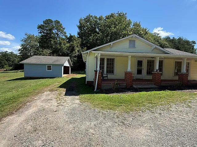 3 bed, 1.5 bath, 1200 sqft, $1,300 — Photo 2