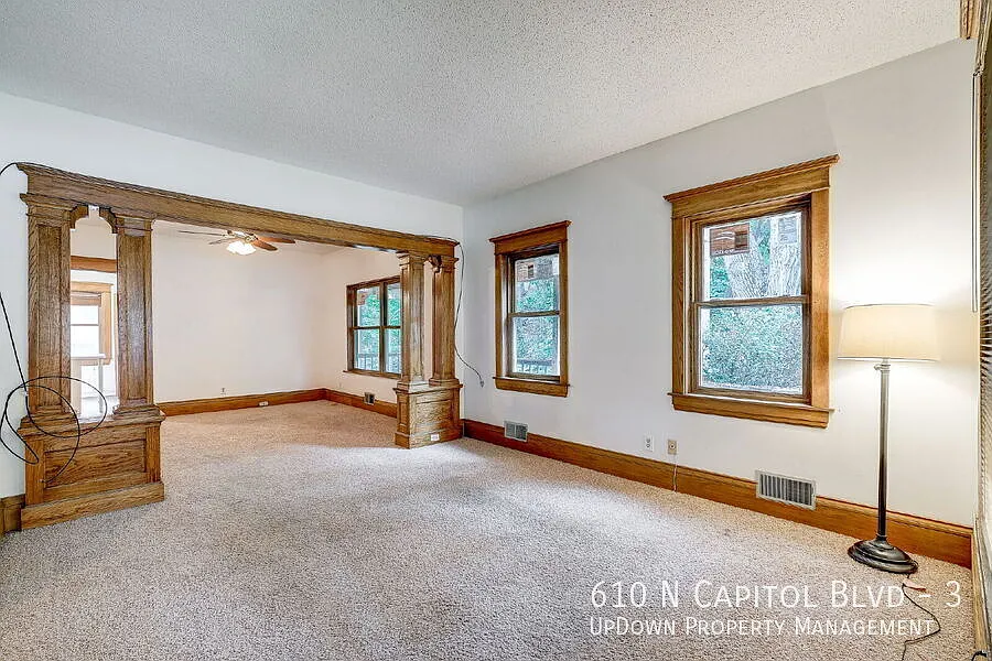 "Charming 3-Bed Sanctuary with Hardwood Elegance in Heart of Saint Paul - 1600 sq ft!" — Photo 3